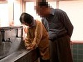 六十路・五十路おばあちゃん痴漢公衆便所生中出し！　サンプル画像02